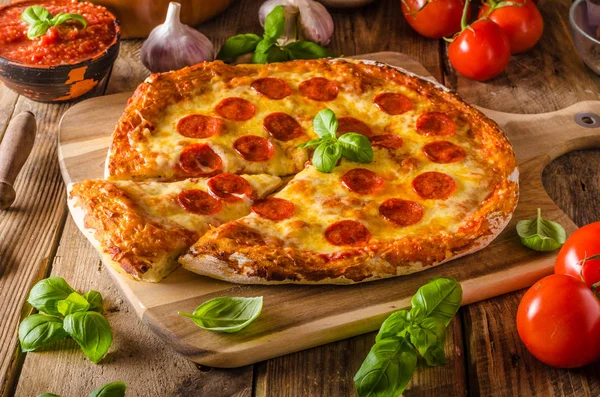 Zelfgemaakte kaas pizza met salami — Stockfoto