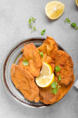 Lezzetli özgün şnitzel ile patates gözlemesi
