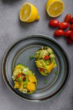 Doldurulmuş avokado sebze ile