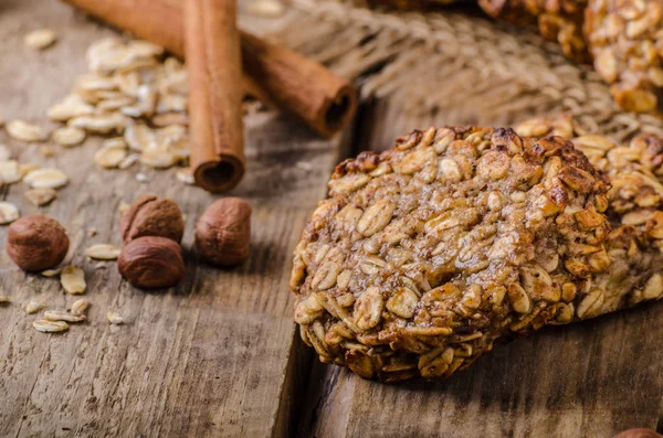 Muz ve tarçın ile yulaf ezmeli kurabiye — Stok fotoğraf