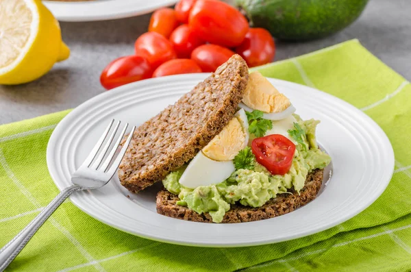 Здоровый хлеб с авокадо — стоковое фото
