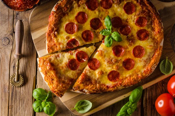 Hausgemachte Käse-Pizza mit Salami — Stockfoto