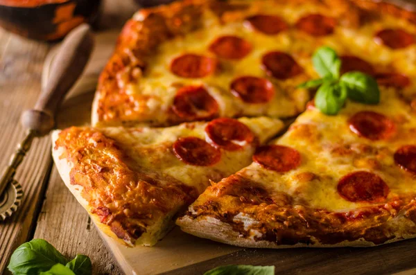 Hausgemachte Käse-Pizza mit Salami — Stockfoto