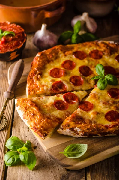 Domowej roboty pizza z serem salami — Zdjęcie stockowe