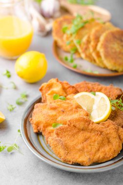 Lezzetli özgün şnitzel ile patates gözlemesi