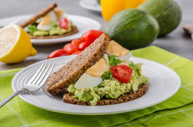 Avokado yayılması ile sağlıklı ekmek