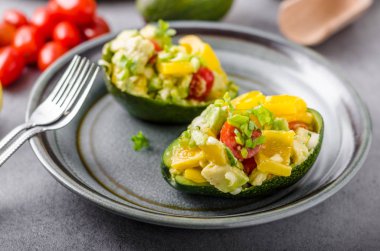 Doldurulmuş avokado sebze ile