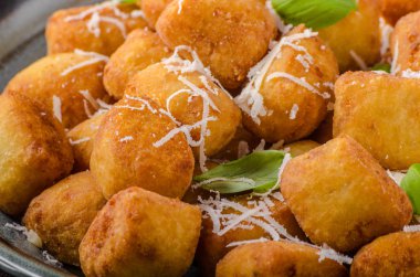 Altın kızarmış mini köfte