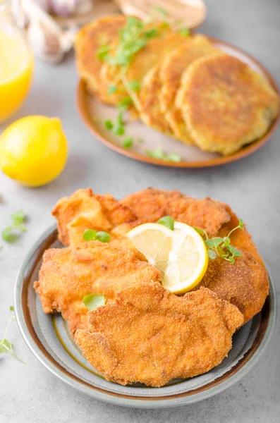 Delicioso schnitzel original con tortitas de patata — Foto de Stock