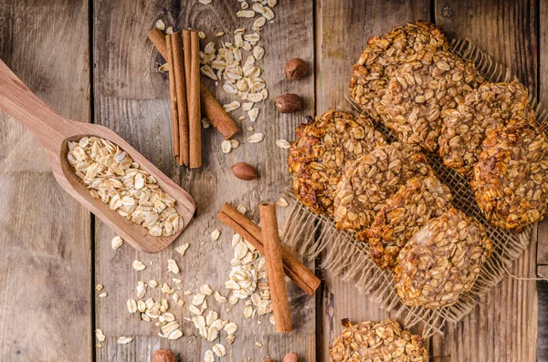 Biscoitos de aveia com banana e canela — Fotografia de Stock