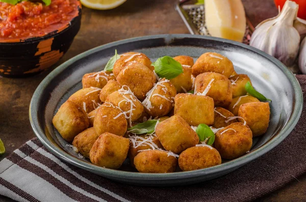 Goldene gebratene Mini-Kroketten — Stockfoto