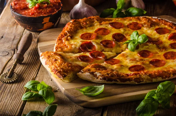 Пицца с домашним сыром и салями — стоковое фото