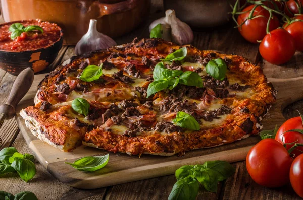 Сельская пицца с мясом — стоковое фото