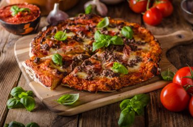 Kıyılmış et ile rustik pizza