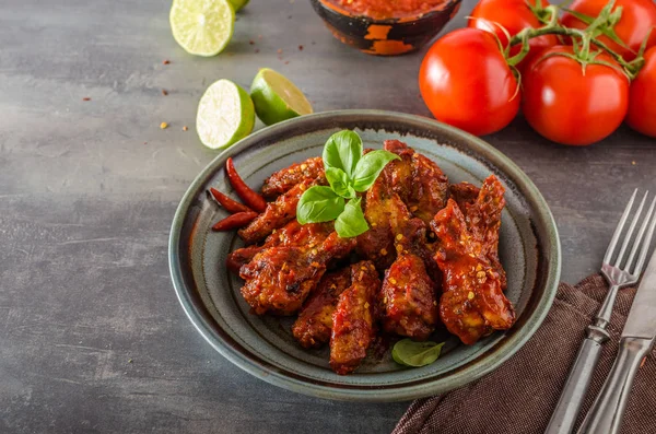 Ali di pollo salsa piccante — Foto Stock