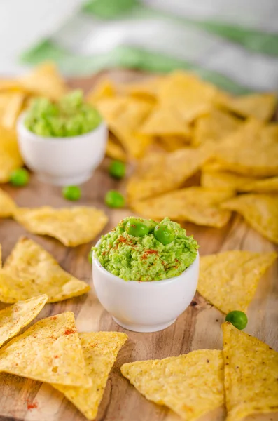 Tortilla chips de guisantes inmersión — Foto de Stock