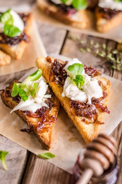 Rustikales Toast mit karamellisierten Zwiebeln und Ziegenkäse — Stockfoto