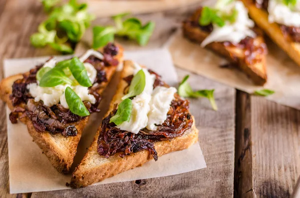 Rustic toast with caramelized onion and goat cheese — Stock Photo, Image