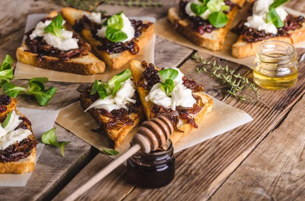 Toast rustique à l'oignon caramélisé et au fromage de chèvre — Photo