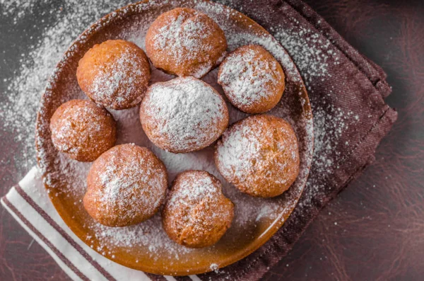 Zelfgemaakte donuts met suiker en pistool — Stockfoto