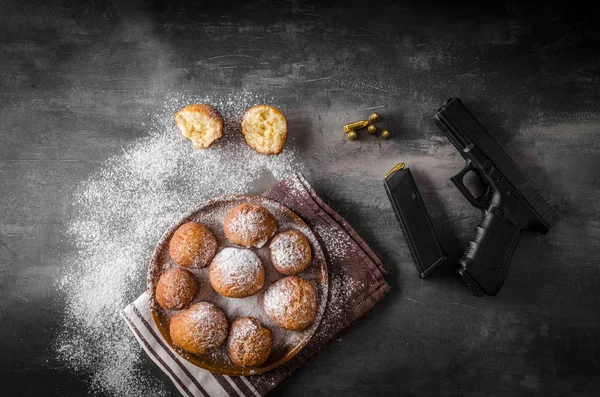 砂糖と銃と自家製ドーナツ — ストック写真