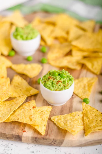 Tortilla chips de guisantes inmersión — Foto de Stock