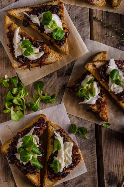 Tostadas rústicas con cebolla caramelizada y queso de cabra —  Fotos de Stock