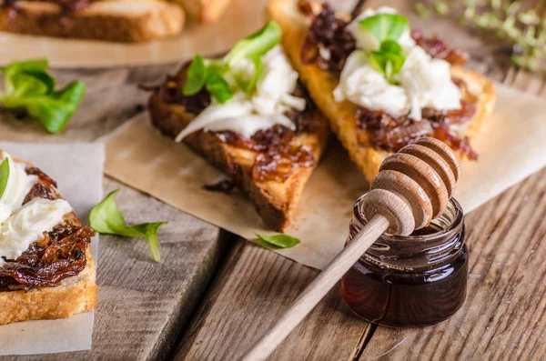 Tostadas rústicas con cebolla caramelizada y queso de cabra — Foto de Stock