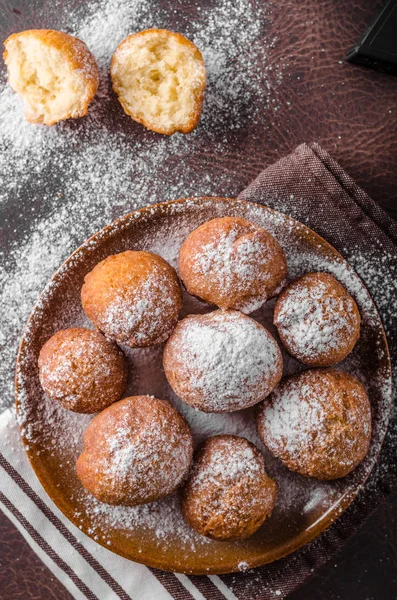 Donuts caseiros com açúcar e arma — Fotografia de Stock