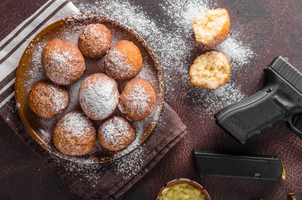 Donuts caseiros com açúcar e arma — Fotografia de Stock