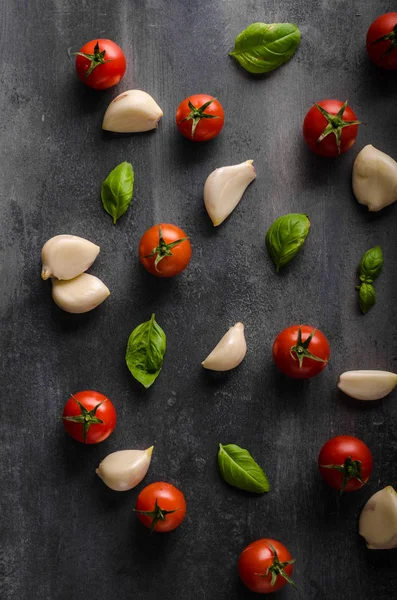 Tomato garlic basil background — Stock Photo, Image