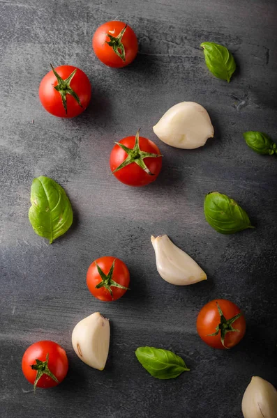 Tomato garlic basil background — Stock Photo, Image