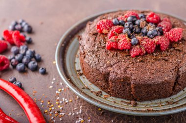 Biber ve çilek ile kek pasta