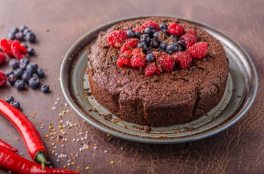 Biber ve çilek ile kek pasta