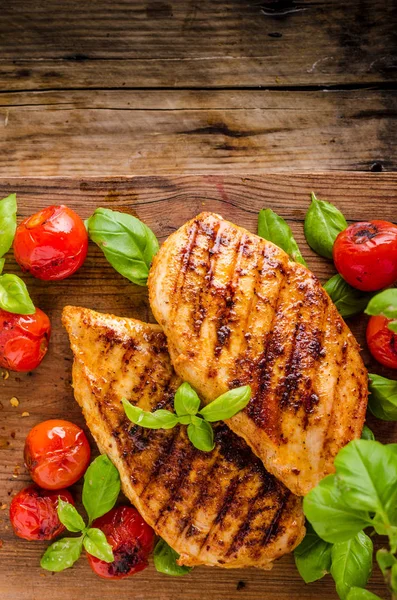 Poulet steak au piment avec légumes rôtis — Photo