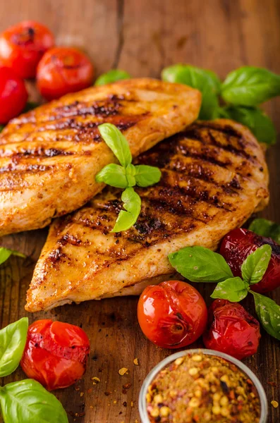 Poulet steak au piment avec légumes rôtis — Photo