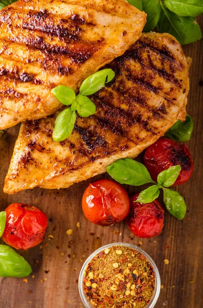 Poulet steak au piment avec légumes rôtis — Photo