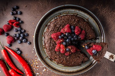 Biber ve çilek ile kek pasta