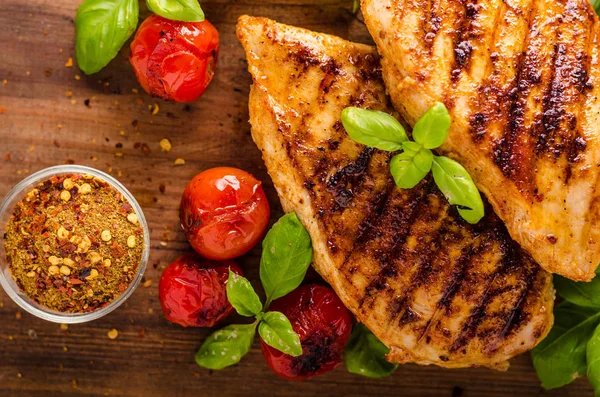 Poulet steak au piment avec légumes rôtis — Photo