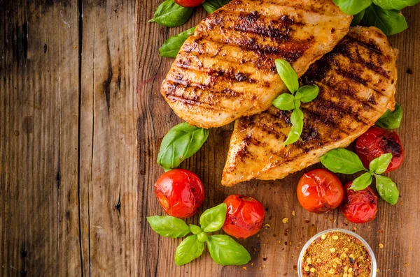 Poulet steak au piment avec légumes rôtis — Photo