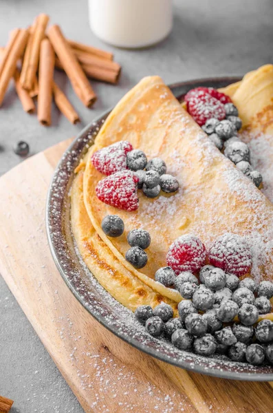 Frittelle alla cannella con mirtilli — Foto Stock