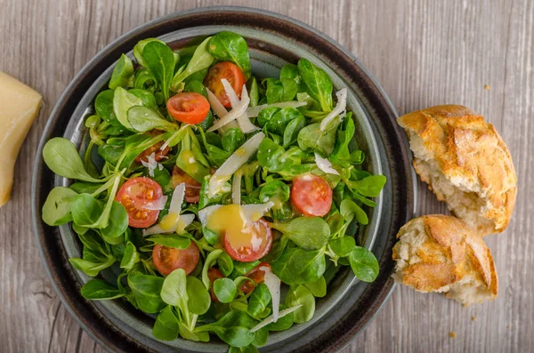 Insalata di lattuga di agnello con condimento di Digione — Foto Stock