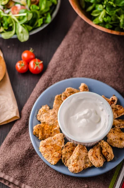 Pipocas de frango deliciosas com molho de alho — Fotografia de Stock