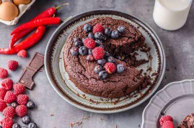 Biber ve berrries ile kek pasta