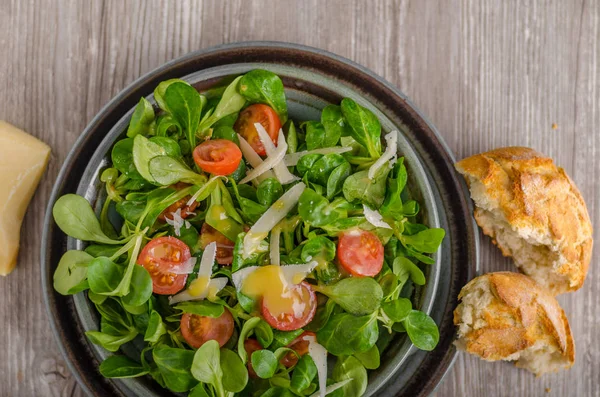 Ensalada de lechuga de cordero con aderezo dijon —  Fotos de Stock