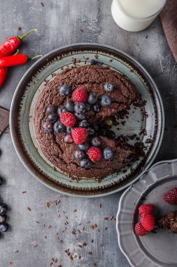 Biber ve berrries ile kek pasta