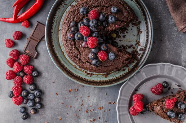 Brownies cake met Spaanse peper en berrries — Stockfoto