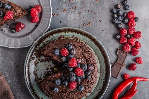 Brownies cake met Spaanse peper en berrries — Stockfoto