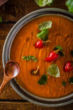 Ekmek ve biber ile lezzetli domates çorbası