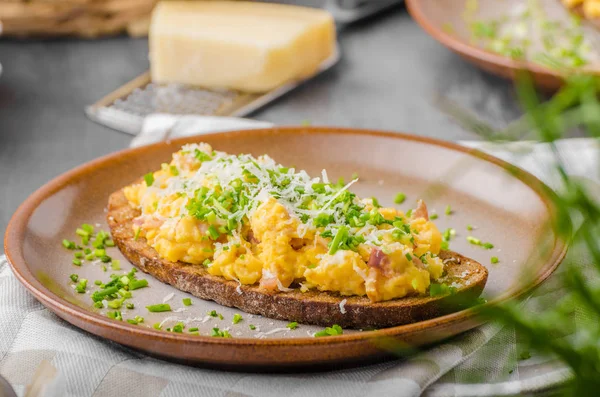 Huevos revueltos con queso —  Fotos de Stock